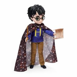 Wizarding World Harry Potter - Geschenkset mit 20,3 cm großer Harry Potter Puppe inklusive Besen, Tarnumhang und weiterem Zubehörteilen, Spielzeug für Kinder ab 6 Jahren, Fanartikel 