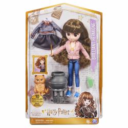 Wizarding World Harry Potter - Hermine Granger Puppe mit kämmbaren Haar, Geschenkset mit 2 Outfits und 5 Zubehörteilen (Spin Master WW Hermione 20cm with acce)