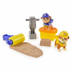 Rubble & Crew – Actionfiguren-Set mit 2 Hundefiguren, 2 Bauspielzeugen und 85g Kinetic Sand Build-it-Sand, sortiert, Zufallsauswahl (Rubble & Crew Rubble and Mix Build-It)